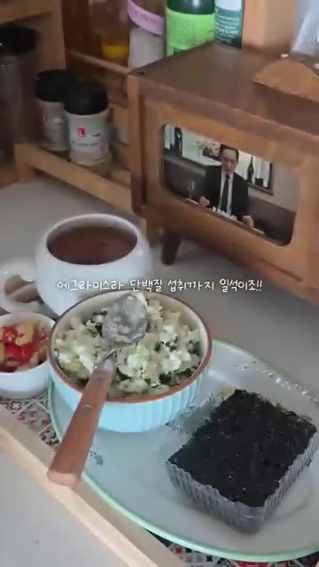 완성된 오이김밥을 김에 싸서 먹는다. — 홍진경 오이김밥 만들기