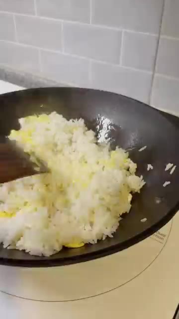 밥과 계란을 반숙 상태에서 함께 볶아주세요. 이렇게 하면 밥이 잘… — 방구석 딤섬: 집에서 볶음밥 맛있게 만드는 방법
