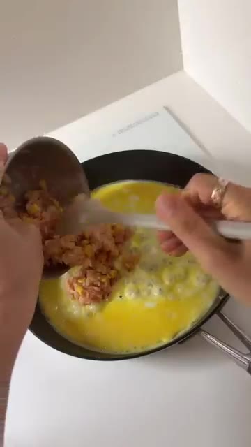 계란물을 붓고 익으면 볶은 밥을 올려 반으로 접어줍니다. — 초딩 아침일기: 치즈 오므라이스