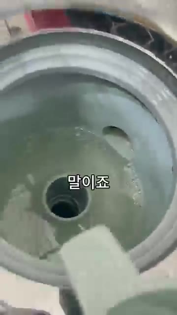 물을 부어 세제를 헹궈내면 머리카락 엉킴과 시커먼 때가 사라지고 기… — 하수구 찌든 때 손도 안 대고 싹 녹여버린 기적의 30분