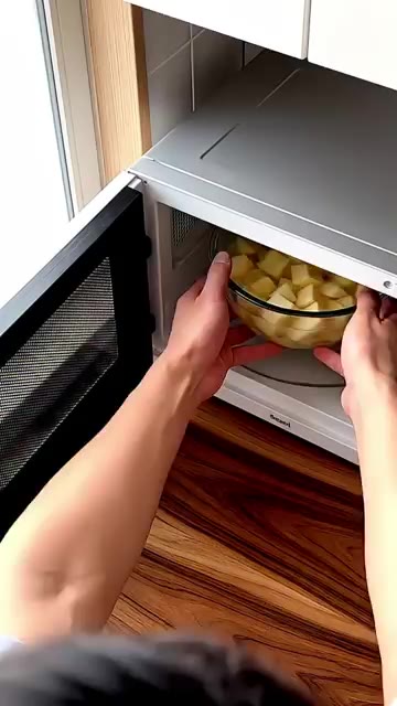 감자 2개를 썰어 물 3큰술과 함께 전자레인지에 넣어 익힌다. — 버터치즈감자