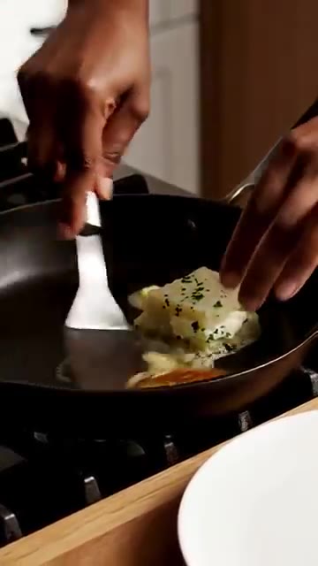 팬에 버터를 녹이고 반죽을 올려 앞뒤로 노릇하게 구워 완성한다. — 버터치즈감자