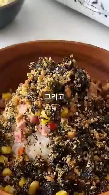 볼에 밥을 담고 참기름, 다진 당근, 햄, 옥수수콘, 김자반, 마요… — 겉바속촉 치즈가 주르륵 늘어나는 역대급 주먹밥 레시피 🍙🧀