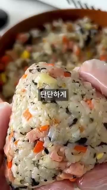 속에 치즈를 듬뿍 넣고 삼각 주먹밥 모양으로 단단하게 뭉친 후 김을… — 겉바속촉 치즈가 주르륵 늘어나는 역대급 주먹밥 레시피 🍙🧀