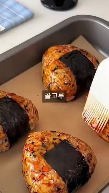 만든 소스를 주먹밥 표면에 골고루 발라줍니다. — 겉바속촉 치즈가 주르륵 늘어나는 역대급 주먹밥 레시피 🍙🧀
