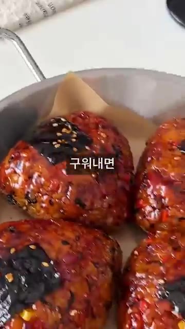 오븐이나 팬에 살짝 구워내면 완성입니다. — 겉바속촉 치즈가 주르륵 늘어나는 역대급 주먹밥 레시피 🍙🧀