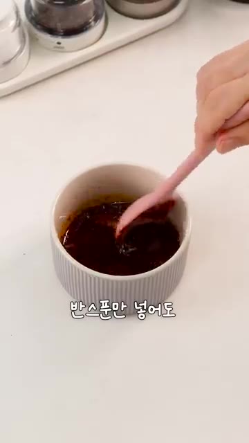 반숙으로 삶아진 계란을 으깬 후 만들어둔 양념장과 함께 잘 섞어줍니… — 살이 쭉쭉 빠지는 10분컷 비빔 계란덮밥