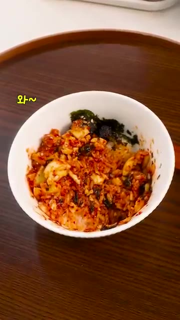 부드러운 반숙 계란에 매콤달콤한 양념이 잘 배어들어 계속 생각나는… — 살이 쭉쭉 빠지는 10분컷 비빔 계란덮밥