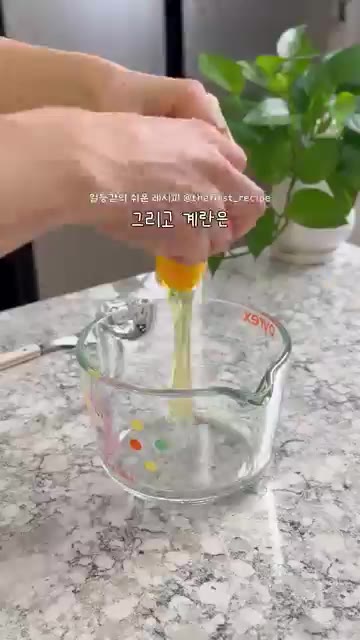 저당밥은 주먹밥 틀로 모양을 잡아줍니다. — 원팬으로 만든 주먹밥이 이렇게 맛있다고? 🍙 초간단 저당 삼각김밥 만들기