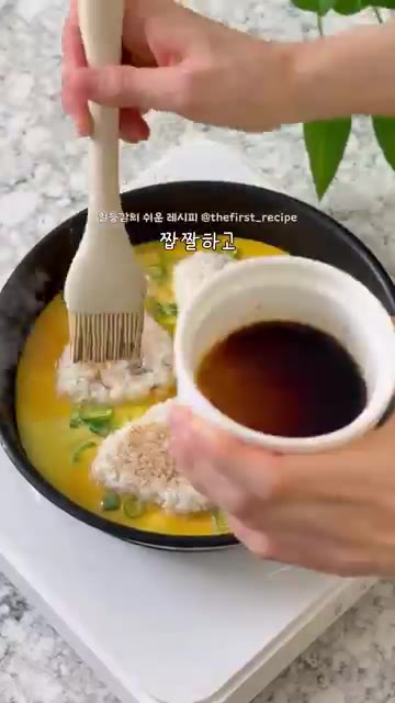 팬에 주먹밥을 올리고 계란물을 부어 익힙니다. — 원팬으로 만든 주먹밥이 이렇게 맛있다고? 🍙 초간단 저당 삼각김밥 만들기