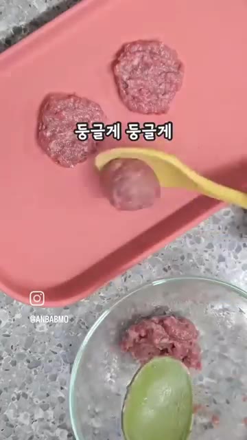 스푼을 이용해 반죽을 동글납작하게 만들어줍니다. — 식용유로 배변활동에 도움주는 사과떡갈비