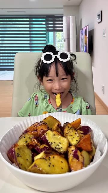 마지막으로 검은깨를 뿌려 고구마맛탕을 완성한다. — 손녀가 직접 심고 거둔 고구마 & 달콤한 고구마맛탕 만들기 🍠