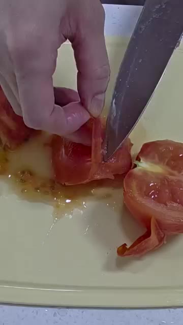 토마토를 껍질째 전자레인지에 1분 30초 돌려 껍질을 벗기고 씨를… — 초간단 아기 토마토 달걀 볶음