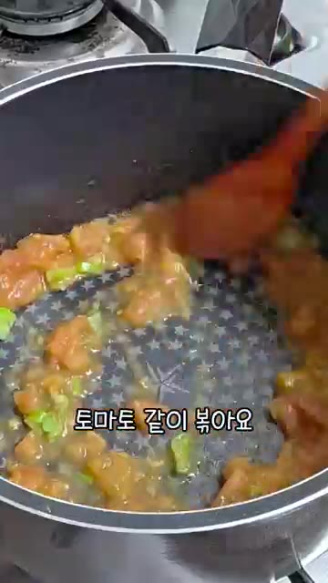 다진 토마토를 넣고 함께 볶아주세요. 물을 약간 넣고 푹 익혀주세요. — 초간단 아기 토마토 달걀 볶음