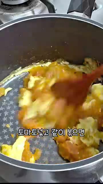 만들어둔 토마토를 넣고 함께 볶아주면 토달볶 완성입니다. — 초간단 아기 토마토 달걀 볶음
