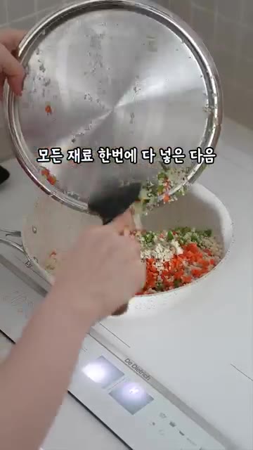 김밥 김을 반으로 잘라 밥을 올리고 돌돌 말아줍니다. 김 끝에는 물… — 채소 듬뿍! 식감 좋은 고당추 꼬마김밥 레시피
