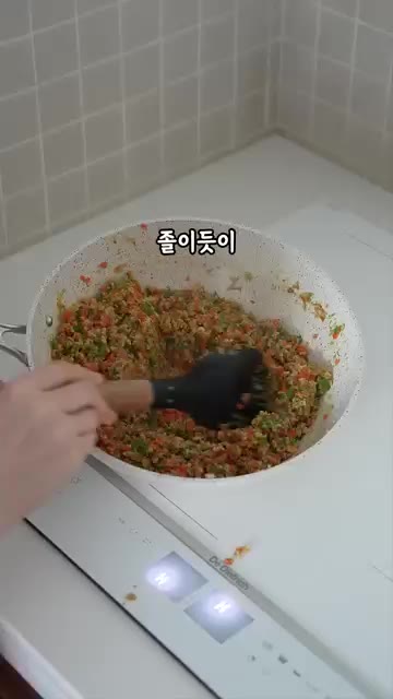 참기름을 바르고 깨를 뿌린 뒤 한입 크기로 잘라 꼬마김밥을 완성합니다. — 채소 듬뿍! 식감 좋은 고당추 꼬마김밥 레시피