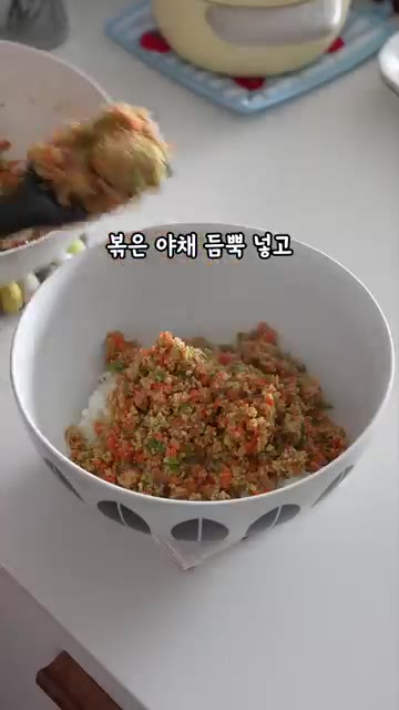 물에 데친 두부면, 채 썬 양배추, 채 썬 오이, 데친 차돌박이를… — 채소 듬뿍! 식감 좋은 고당추 꼬마김밥 레시피