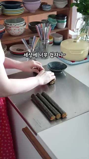 만든 비빔 양념장을 올리고 김밥과 함께 비벼 먹으면 맛있습니다. — 채소 듬뿍! 식감 좋은 고당추 꼬마김밥 레시피