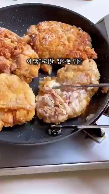 닭다리살에 간장, 버터, 다진 마늘을 넣고 잘 버무려 재워둔다. — 치킨보다 맛있다! 갈릭버터 닭다리살 돈까스