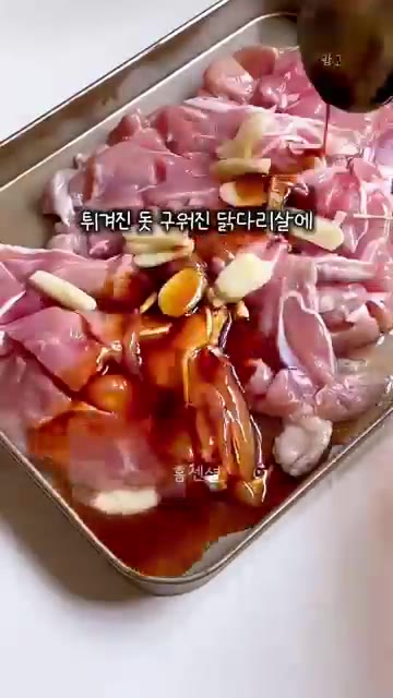 재워둔 닭다리살에 밀가루를 골고루 묻혀 튀김옷을 입힌다. — 치킨보다 맛있다! 갈릭버터 닭다리살 돈까스