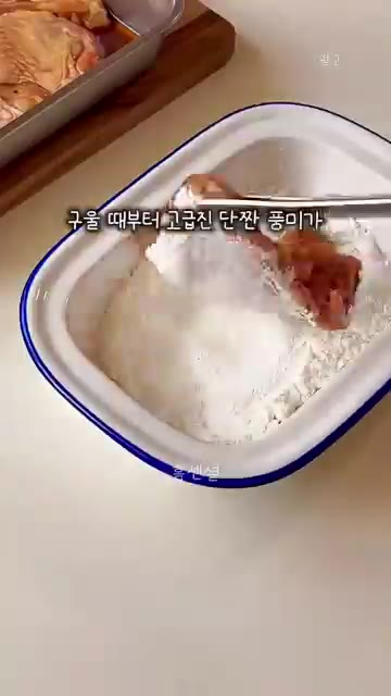 팬에 기름을 넉넉히 두르고 닭다리살을 노릇하게 튀기듯 구워준다. — 치킨보다 맛있다! 갈릭버터 닭다리살 돈까스