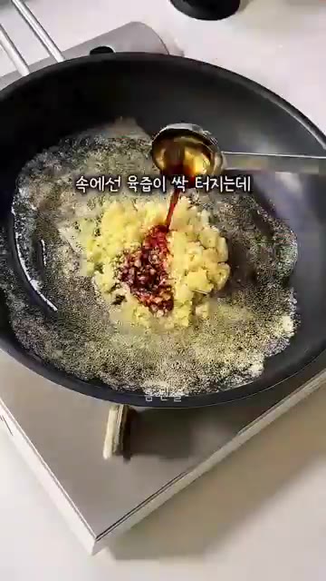 버터와 다진 마늘을 팬에 넣고 녹이며 튀겨진 닭다리살을 넣어 함께… — 치킨보다 맛있다! 갈릭버터 닭다리살 돈까스