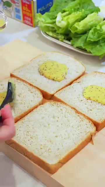 식빵에 소스를 넉넉히 발라줍니다. — 소스는 꼭 저장해주세요!!