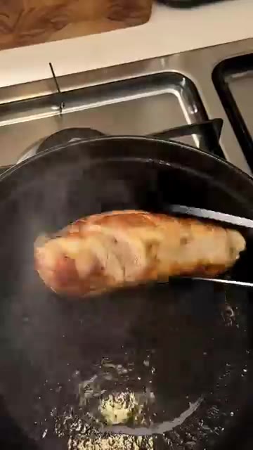 돼지고기 앞다리살을 팬에 넣고 노릇하게 구워준다. — 핵땡초맛김 & 차슈라멘 만들기