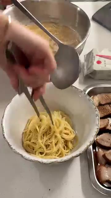 끓는 물에 라면 사리를 삶아준다. — 핵땡초맛김 & 차슈라멘 만들기