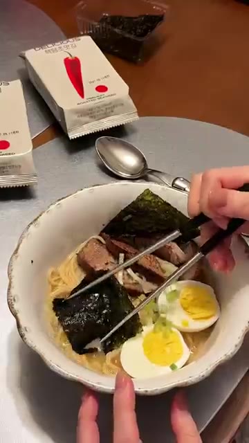 차슈, 삶은 계란, 김, 파를 보기 좋게 올려준다. — 핵땡초맛김 & 차슈라멘 만들기