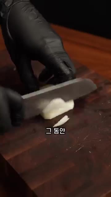 10분 뒤 감자는 2~3번 헹궈 채에 받쳐 물기를 빼주세요. — 부서지지 않는 감자채볶음 황금레시피❗️