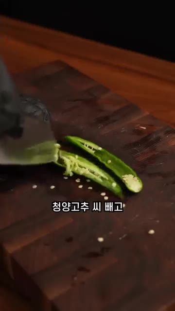 달궈진 팬에 감자를 넣고 식용유 3큰술을 둘러주세요. — 부서지지 않는 감자채볶음 황금레시피❗️