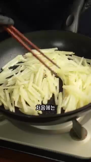 감자가 완전히 익으면 청양고추를 넣고 살짝 더 볶아주세요. — 부서지지 않는 감자채볶음 황금레시피❗️