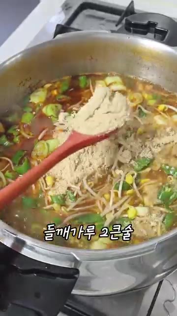 맛있게 끓여진 감자탕을 그릇에 푸짐하게 담아냅니다. 뼈에 붙은 살이… — 7천원으로 30분만에 만드는 압력솥 감자탕