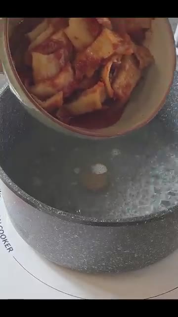 썰어둔 김치를 넣고 새우젓을 약간 넣어 밑간을 한다. — 남편이 극찬한 칼칼 시원 김치콩나물국