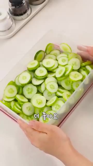 오이는 약 0.5cm 두께로 도톰하게 썰어줍니다. 너무 얇게 써는… — 오이를 꼭 얼려야 하는 이유!🥒