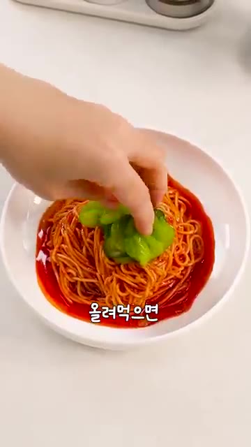 취향에 따라 고춧가루나 들깨가루를 넣어 무쳐주면 오이무침이 됩니다.… — 오이를 꼭 얼려야 하는 이유!🥒