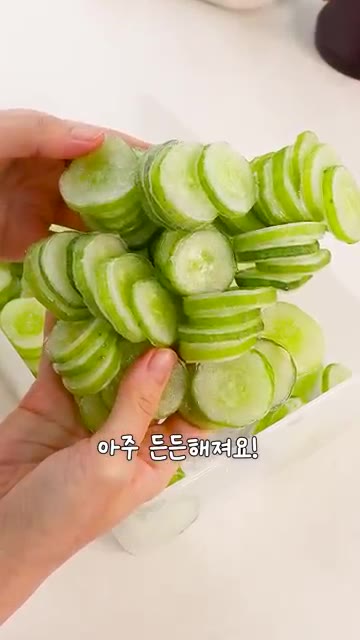 김에 참치와 함께 넣어 싸주면 간단하게 김밥까지 완성됩니다. 요즘… — 오이를 꼭 얼려야 하는 이유!🥒
