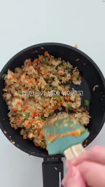 팬에 기름을 두르고 다진 마늘 0.5T를 넣어 향을 냅니다. — 냉털 땡초 김밥 레시피