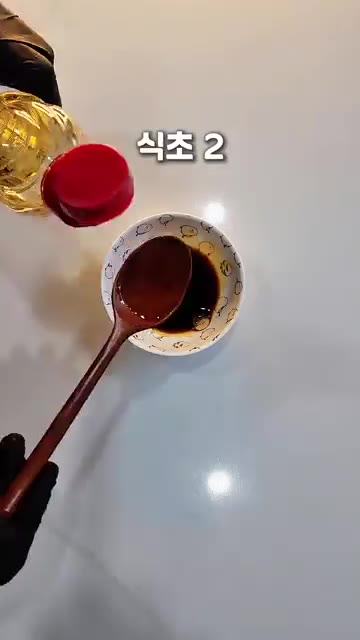 간장 2큰술, 식초 2큰술, 설탕 1큰술을 넣고 잘 섞어 양념장을… — 5분컷 초간단 간장계란밥 레시피