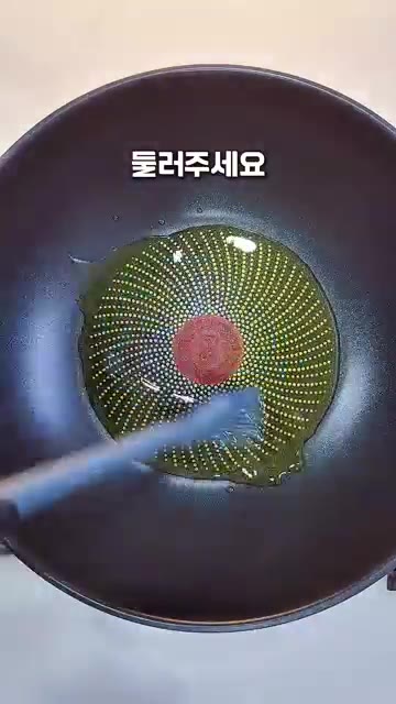 팬에 올리브 오일을 넉넉하게 두르고 달군 후 계란 3개를 깨뜨려 넣는다. — 5분컷 초간단 간장계란밥 레시피