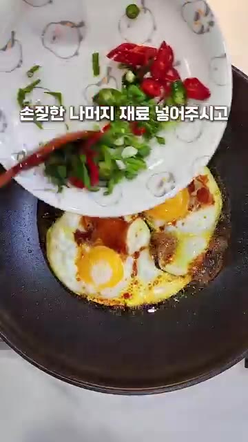 양념장을 계란에 살짝 끼얹어 준다. — 5분컷 초간단 간장계란밥 레시피