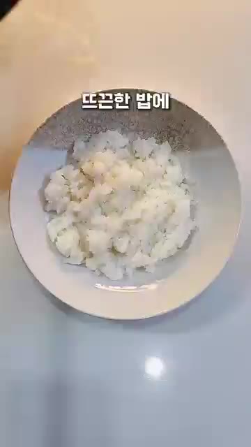 완성된 계란 프라이를 따뜻한 밥 위에 올려준다. — 5분컷 초간단 간장계란밥 레시피
