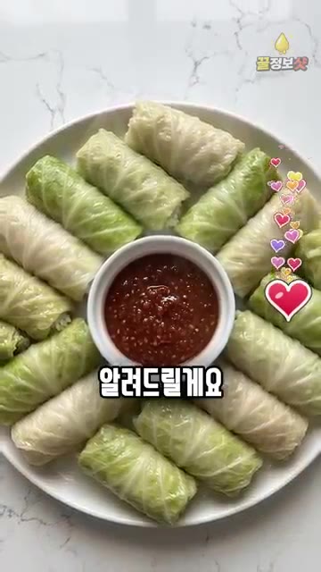 따뜻한 잎에 밥을 올리고 쌈장을 찍어 싸서 맛있게 즐깁니다. — 양배추 찔 때 물만 붓지 마세요 🥬 이거 하나면 퀴퀴한 냄새 싹 사라집니다