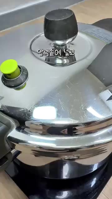압력솥에 칼집 낸 알밤을 넣고, 물은 밤이 잠기지 않을 정도로만 바… — 찜기 없이 압력솥으로 밤 찌는 법