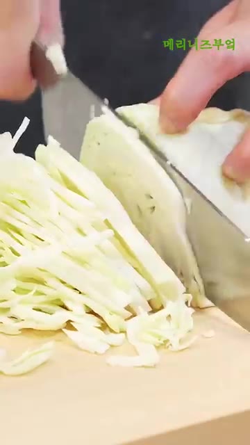 토마토를 썰어 팬에 올리브유를 두르고 살짝 구워줍니다. 소금을 약간… — 토마토와 양배추를 함께 먹으니 정말 좋아요!