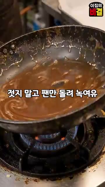 종이호일 위에 서로 붙지 않게 떨어뜨려 식히면 완성입니다. — 겉바속촉 고구마맛탕 시장 사장님 비법