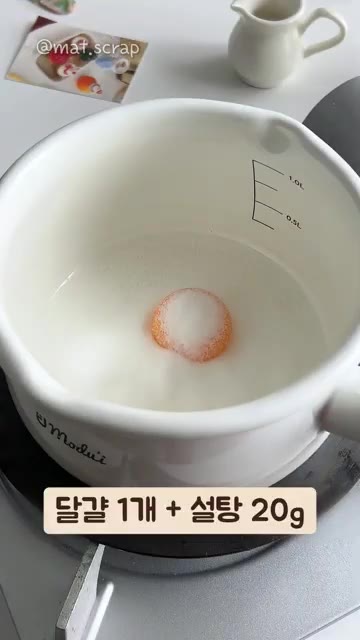 다크초콜릿 100g을 잘게 썰어 준비하고, 냄비에 생크림 200g,… — 입에서 사르르 녹는 초코무스 만들기