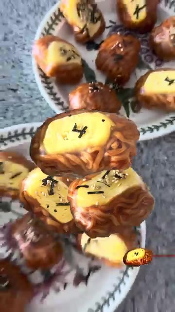 김을 올리고 돌돌 말아 완성한다. — 계란말이 불닭쌈 만들기